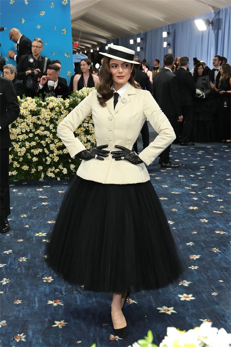 Women Formal Wear With Black Blazer - Beyaz Kadın Ofis Takım Elbise Etek