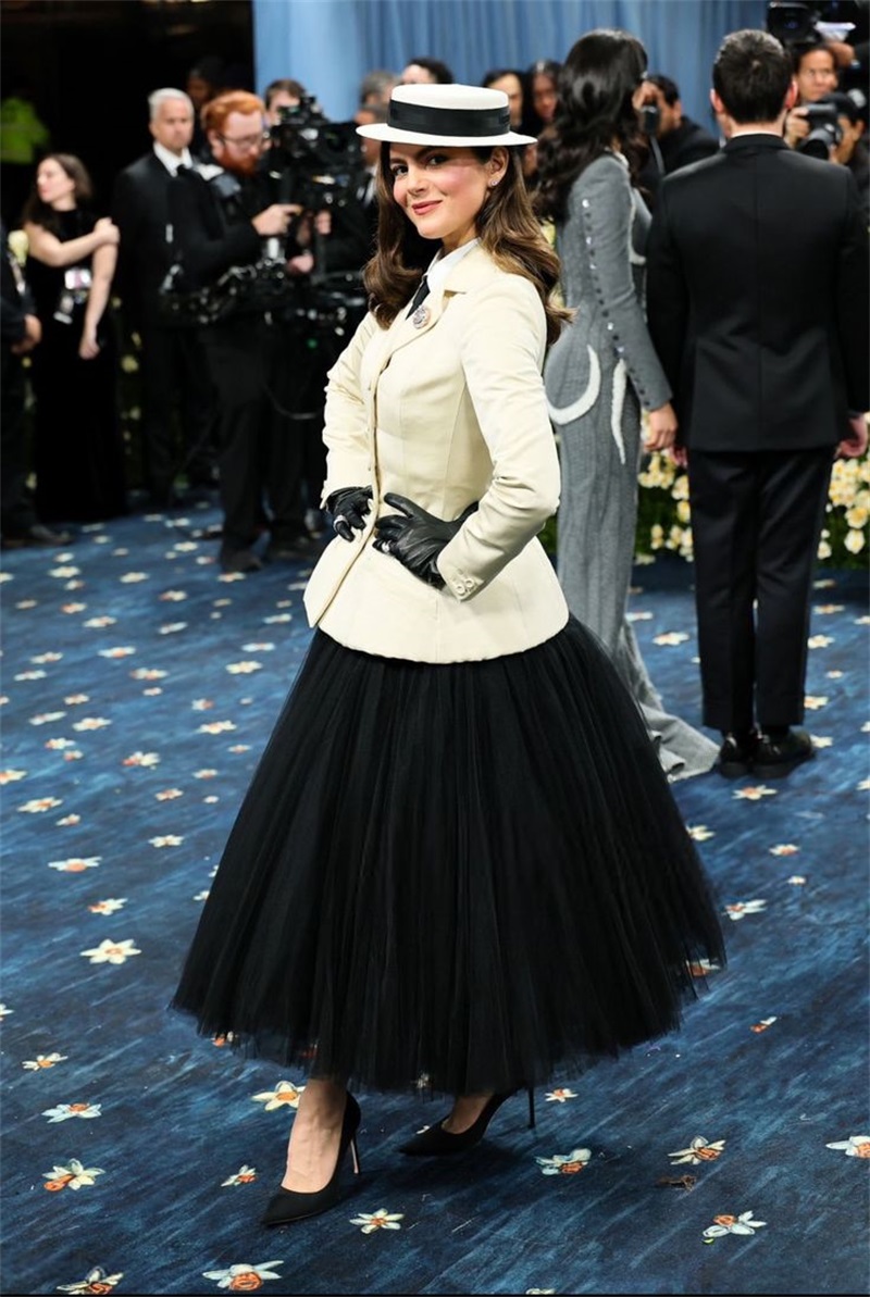 Beyaz Kadın Ofis Takım Elbise  - Women Formal Wear With Black Blazer incelemesi ve fiyatı